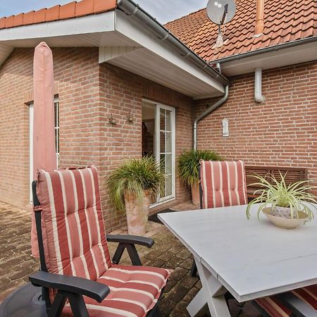 Enticing Holiday Home In Oldenburg With Garden Near Sea Dannau Bagian luar foto
