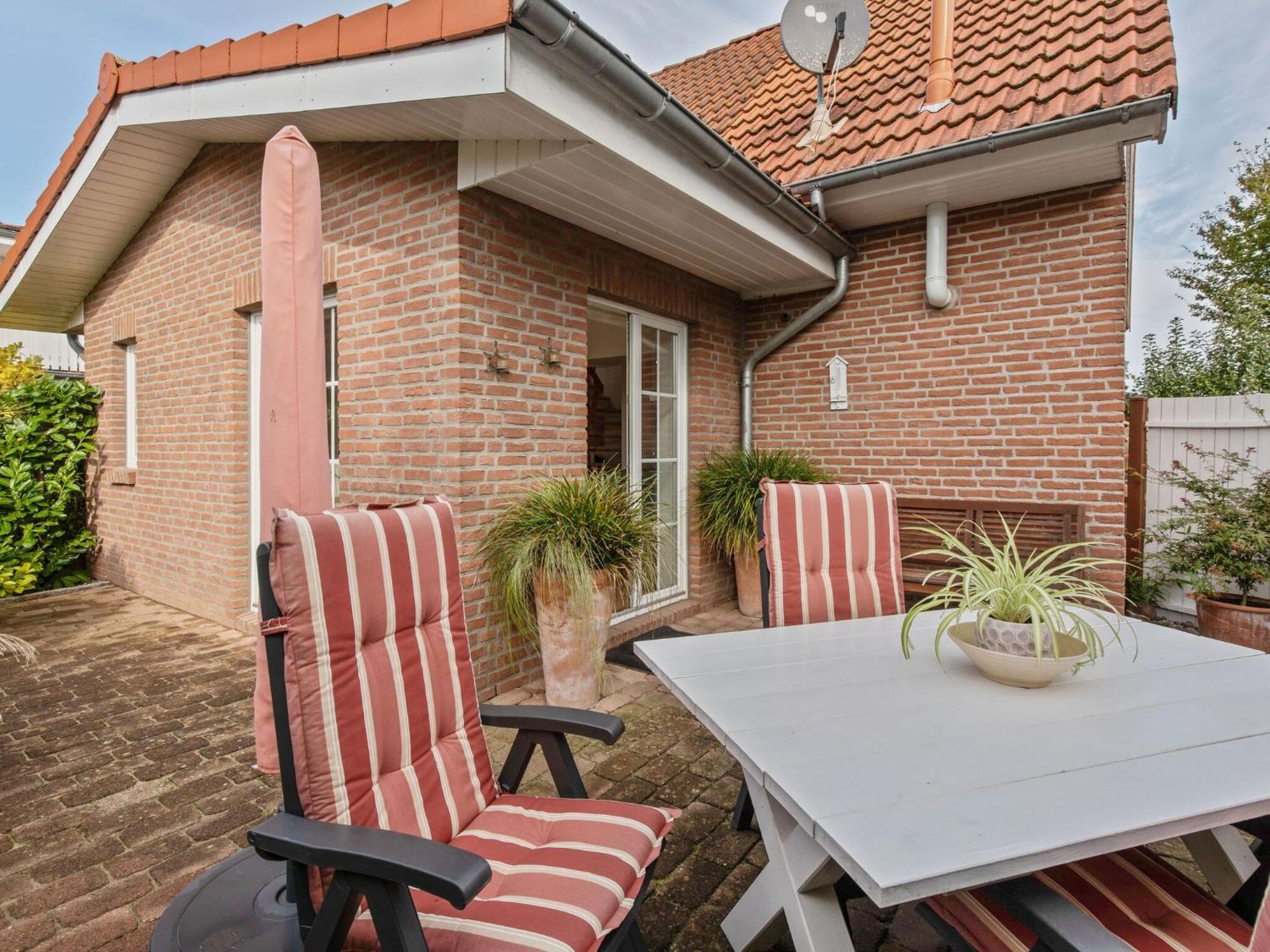 Enticing Holiday Home In Oldenburg With Garden Near Sea Dannau Bagian luar foto